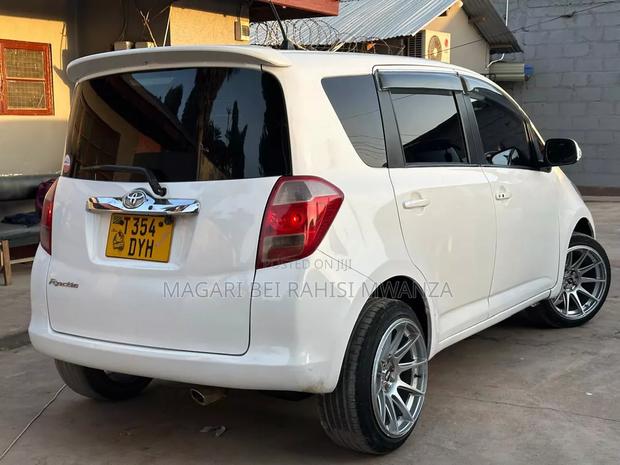 Toyota Ractis 2009 White