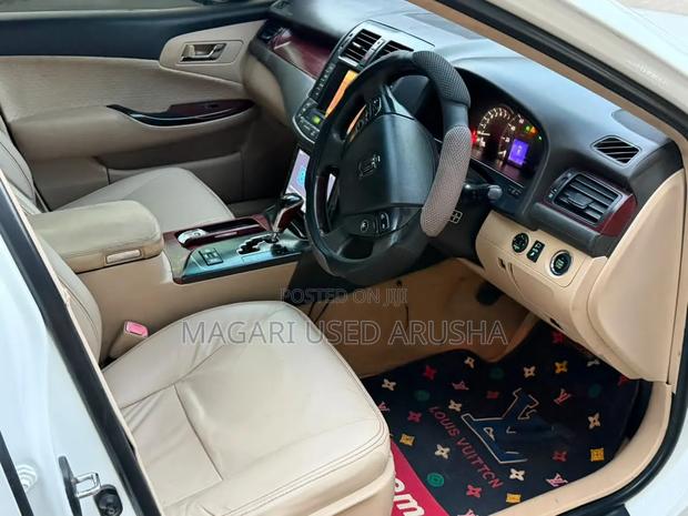 Toyota Crown 2009 White