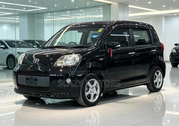 Toyota Porte 2013 Black
