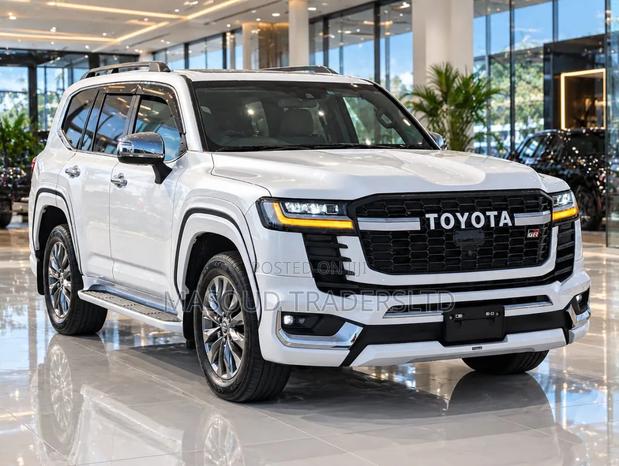 Toyota Land Cruiser LC300 2024 White