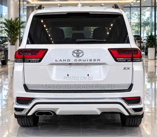 Toyota Land Cruiser LC300 2024 White