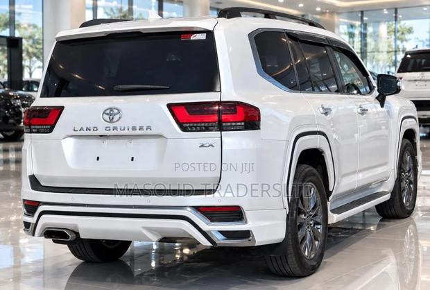 Toyota Land Cruiser LC300 2024 White