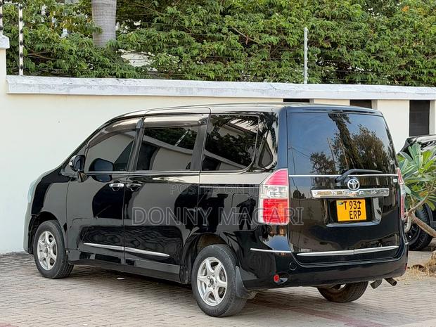Toyota Noah 2009 Black