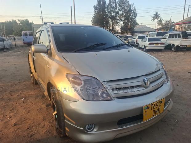 Toyota IST 2004 Gold