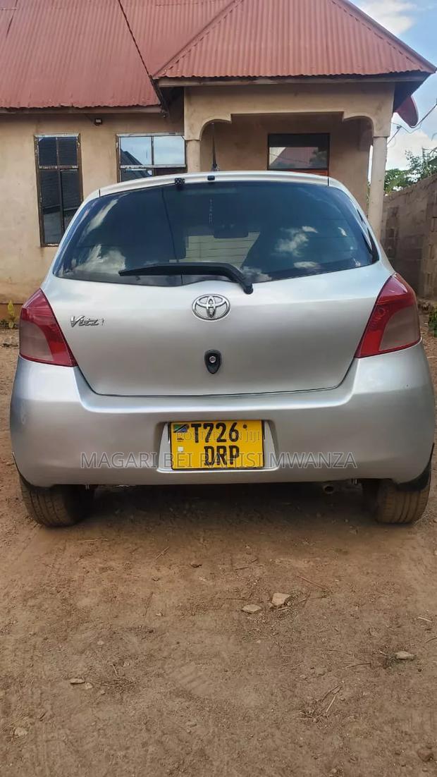 Toyota Vitz 2004 Silver