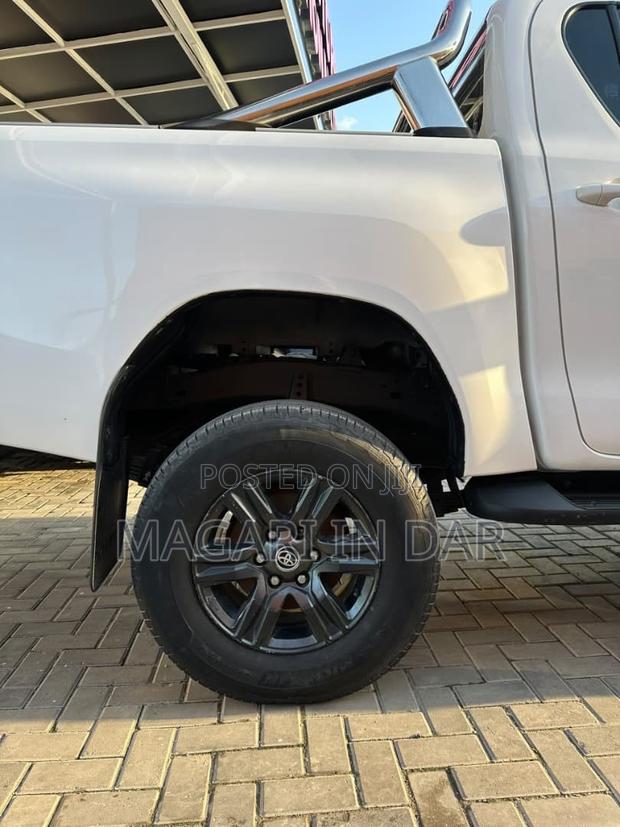 Toyota Hilux 2023 White