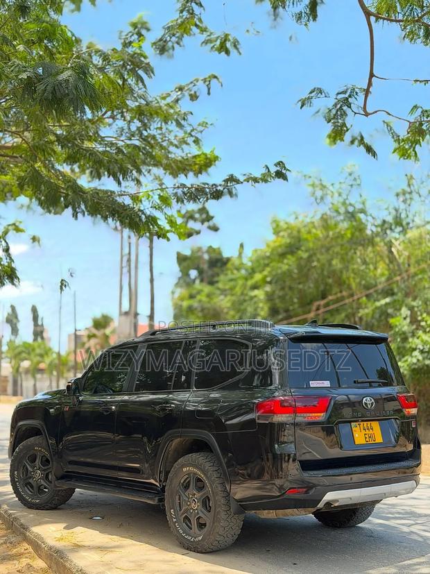 Toyota Land Cruiser LC300 2024 Matt Black