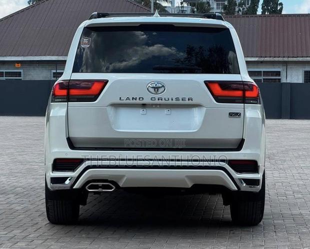Toyota Land Cruiser 2024 White