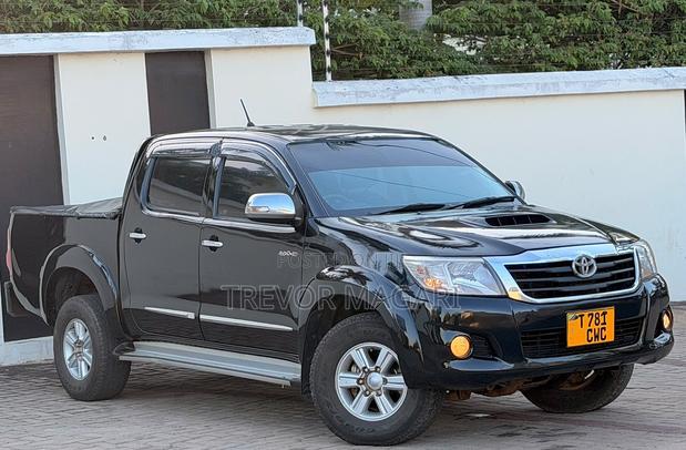 Toyota Hilux 2013 Black
