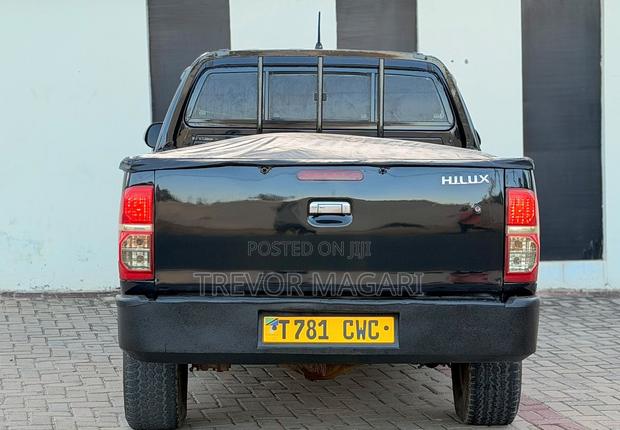 Toyota Hilux 2013 Black
