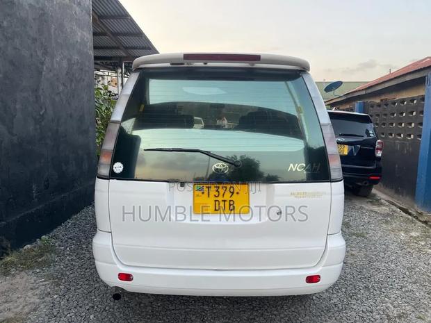 Toyota Noah 2002 White