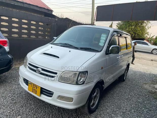 Toyota Noah 2002 White