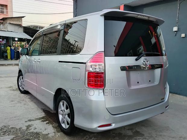 Toyota Noah 2007 Silver
