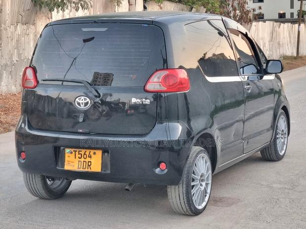 Toyota Porte 2004 Black