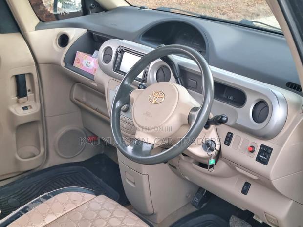 Toyota Porte 2004 Black