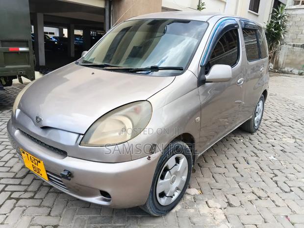 Toyota Fun Cargo 2004 Gold