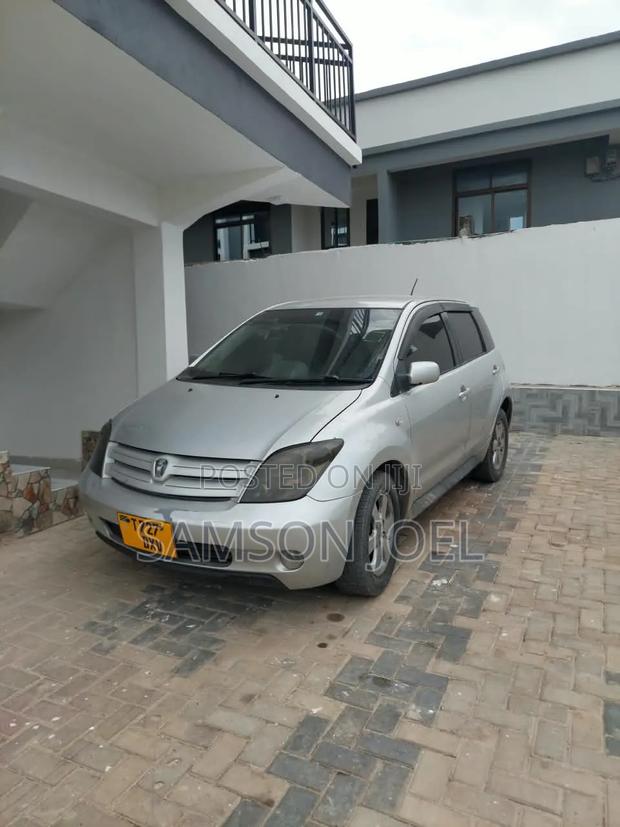 Toyota IST 2004 Silver