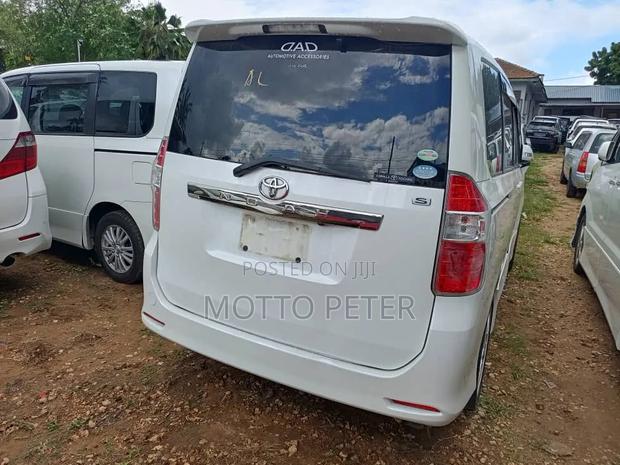 Toyota Noah 2009 White