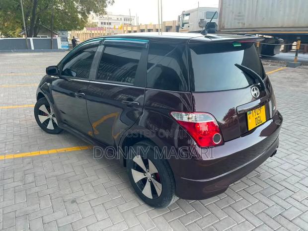 Toyota IST 2006 Maroon