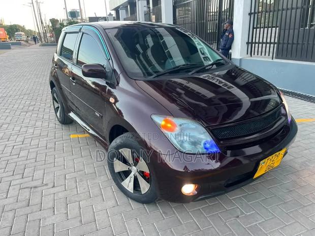 Toyota IST 2006 Maroon