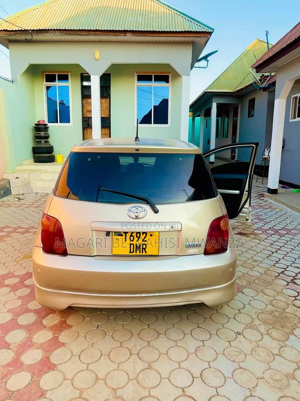 Toyota IST 2004 Gold
