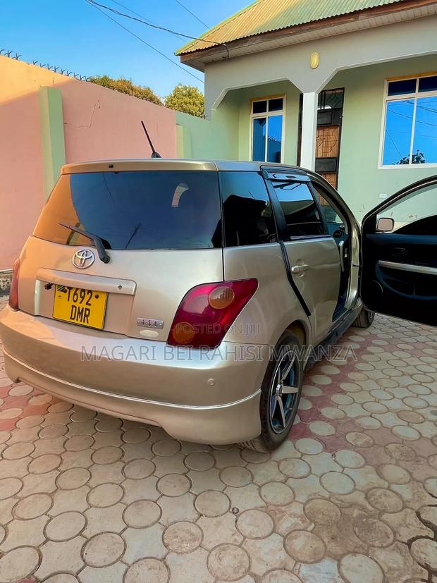 Toyota IST 2004 Gold