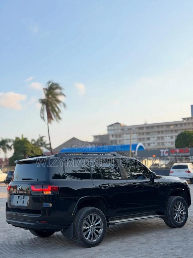 Toyota Land Cruiser LC300 2023 Black