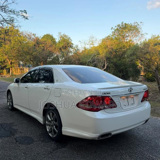 Toyota Crown 2009 White