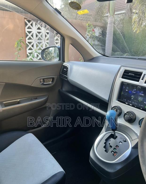 Toyota Ractis 2010 Blue