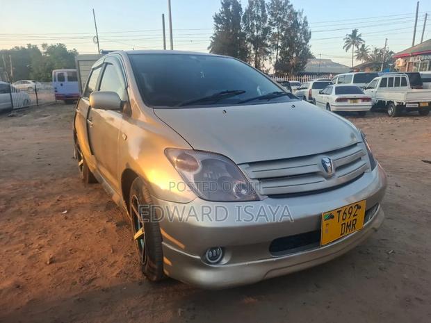 Toyota IST 2005 Gold