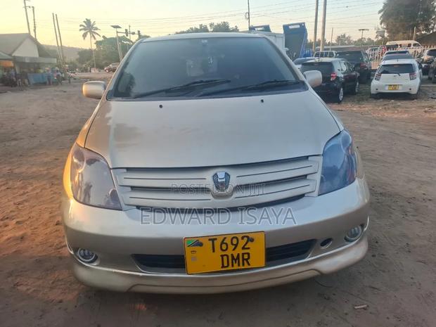 Toyota IST 2005 Gold