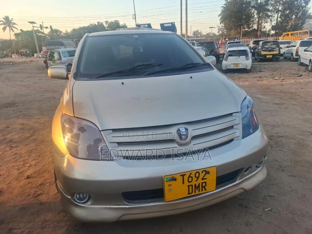 Toyota IST 2005 Gold