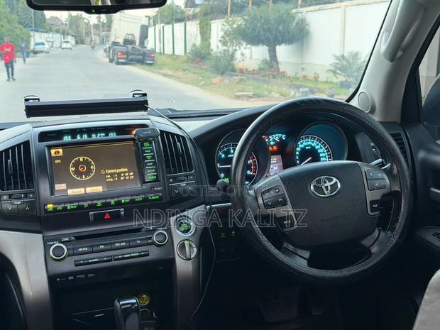 Toyota Land Cruiser 2011 White
