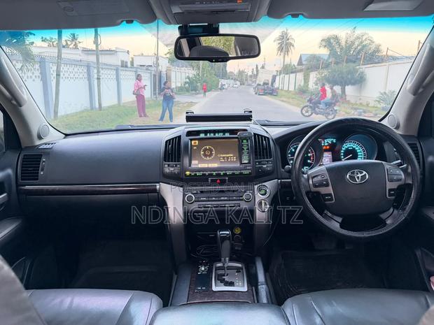 Toyota Land Cruiser 2011 White