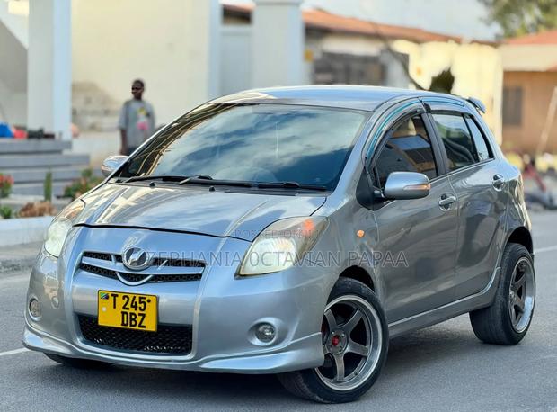 Toyota Vitz 2006 Silver