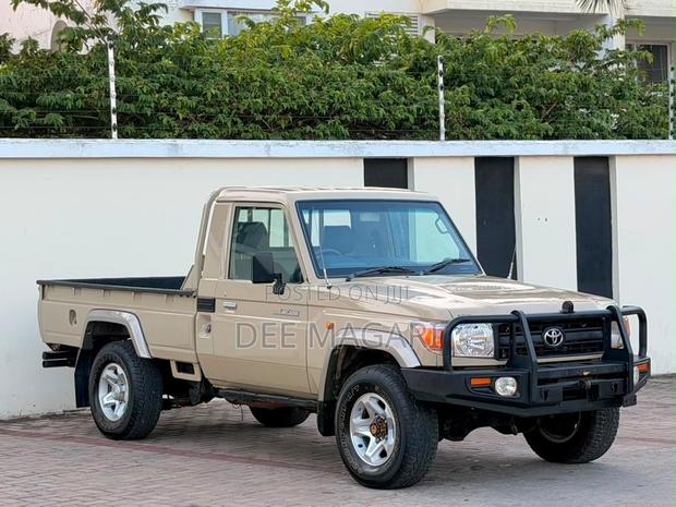 Toyota Land Cruiser 79 Series 2012