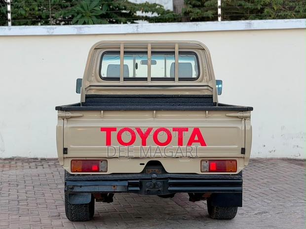 Toyota Land Cruiser 79 Series 2012