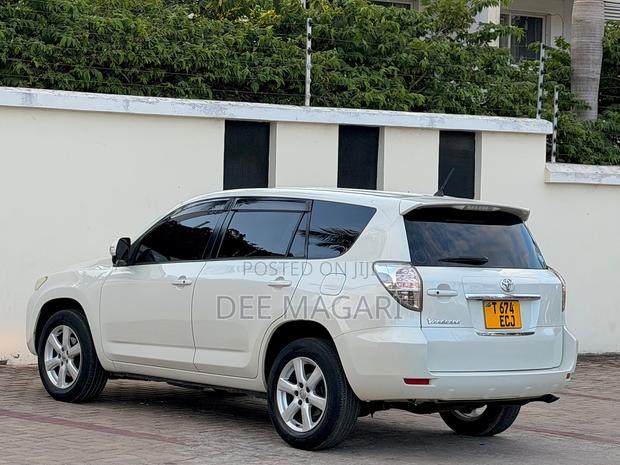 Toyota Vanguard 2009 White