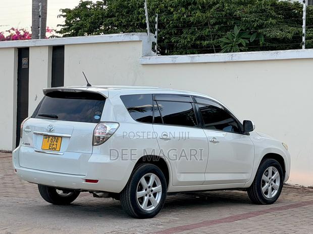 Toyota Vanguard 2009 White