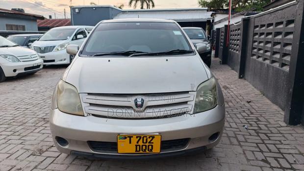 Toyota IST 2005 Gold