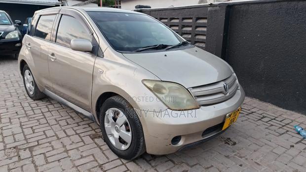 Toyota IST 2005 Gold