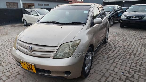 Toyota IST 2005 Gold