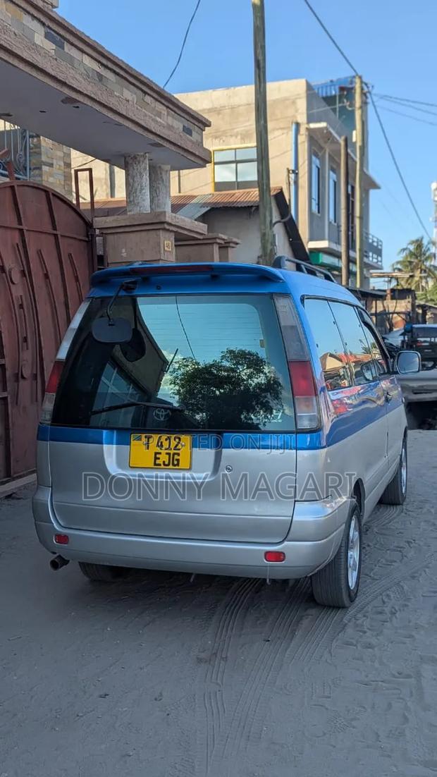Toyota Noah 2.0 AWD (8 Seater) 2001 Blue
