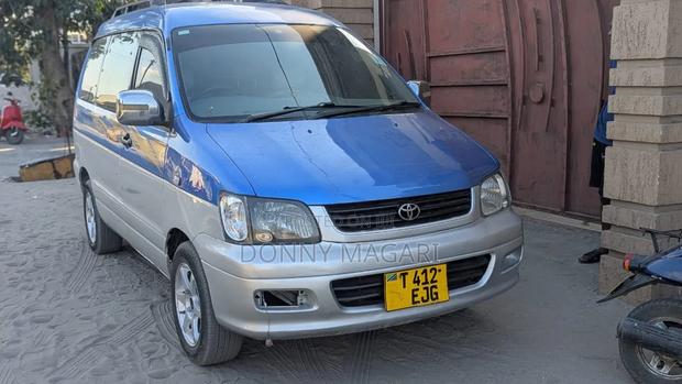 Toyota Noah 2.0 AWD (8 Seater) 2001 Blue