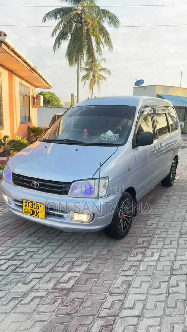 Toyota Noah 2001 Silver
