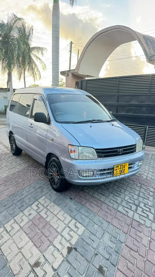 Toyota Noah 2001 Silver