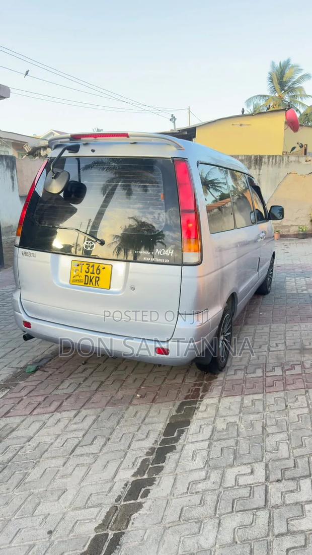 Toyota Noah 2001 Silver