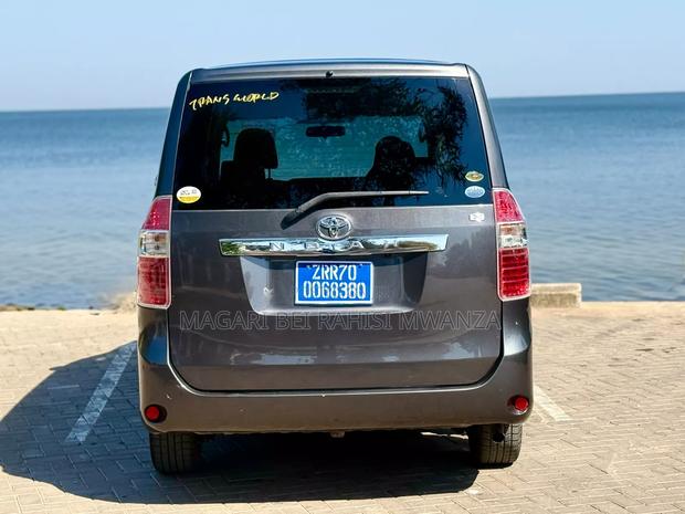 Toyota Noah 2007 Gray