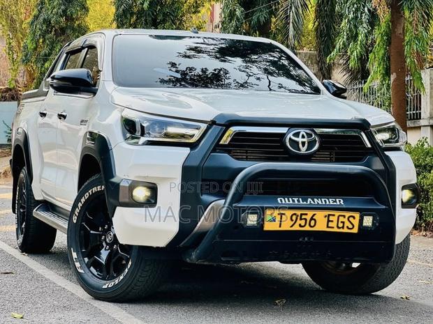 Toyota Hilux 2024 White