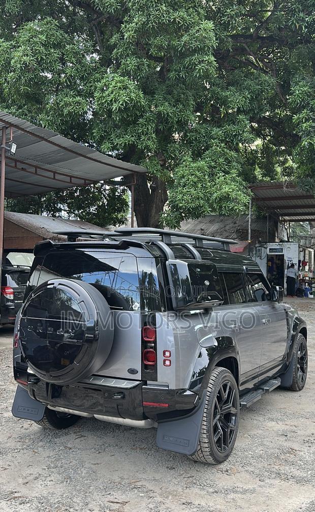 Land Rover Defender 2025 Gray